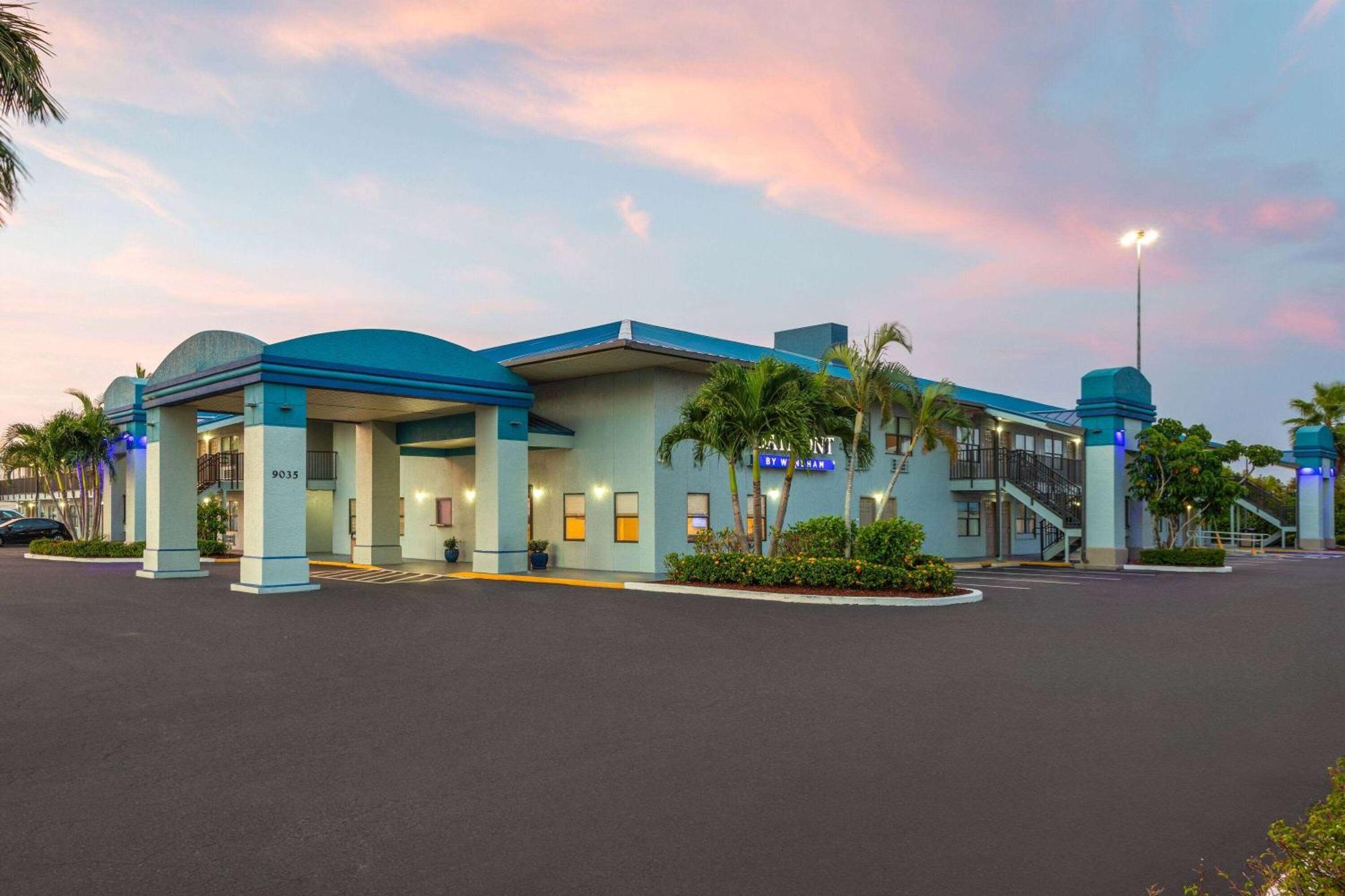 Отель Baymont By Wyndham Punta Gorda/Port Charlotte Экстерьер фото