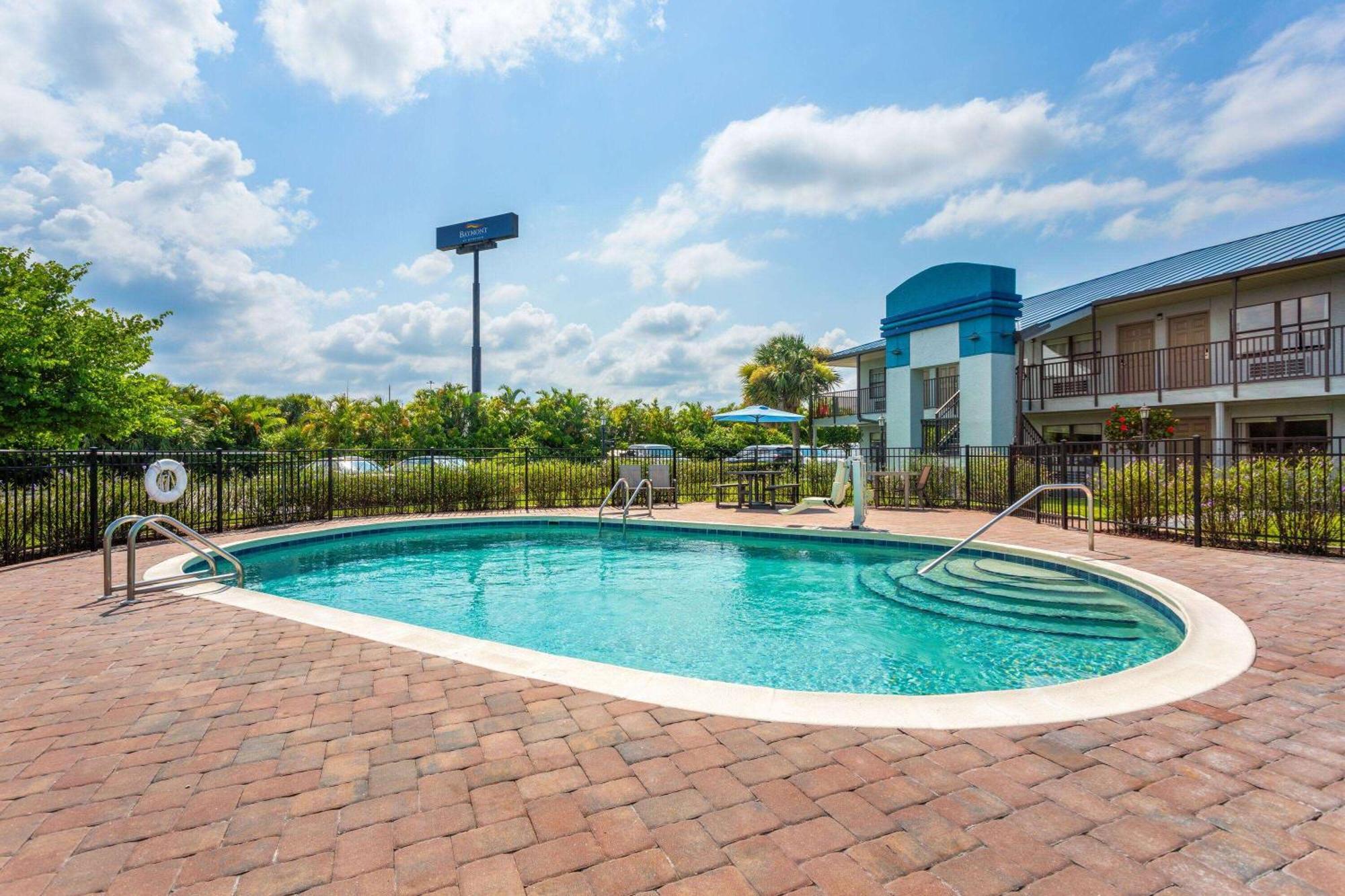 Отель Baymont By Wyndham Punta Gorda/Port Charlotte Экстерьер фото